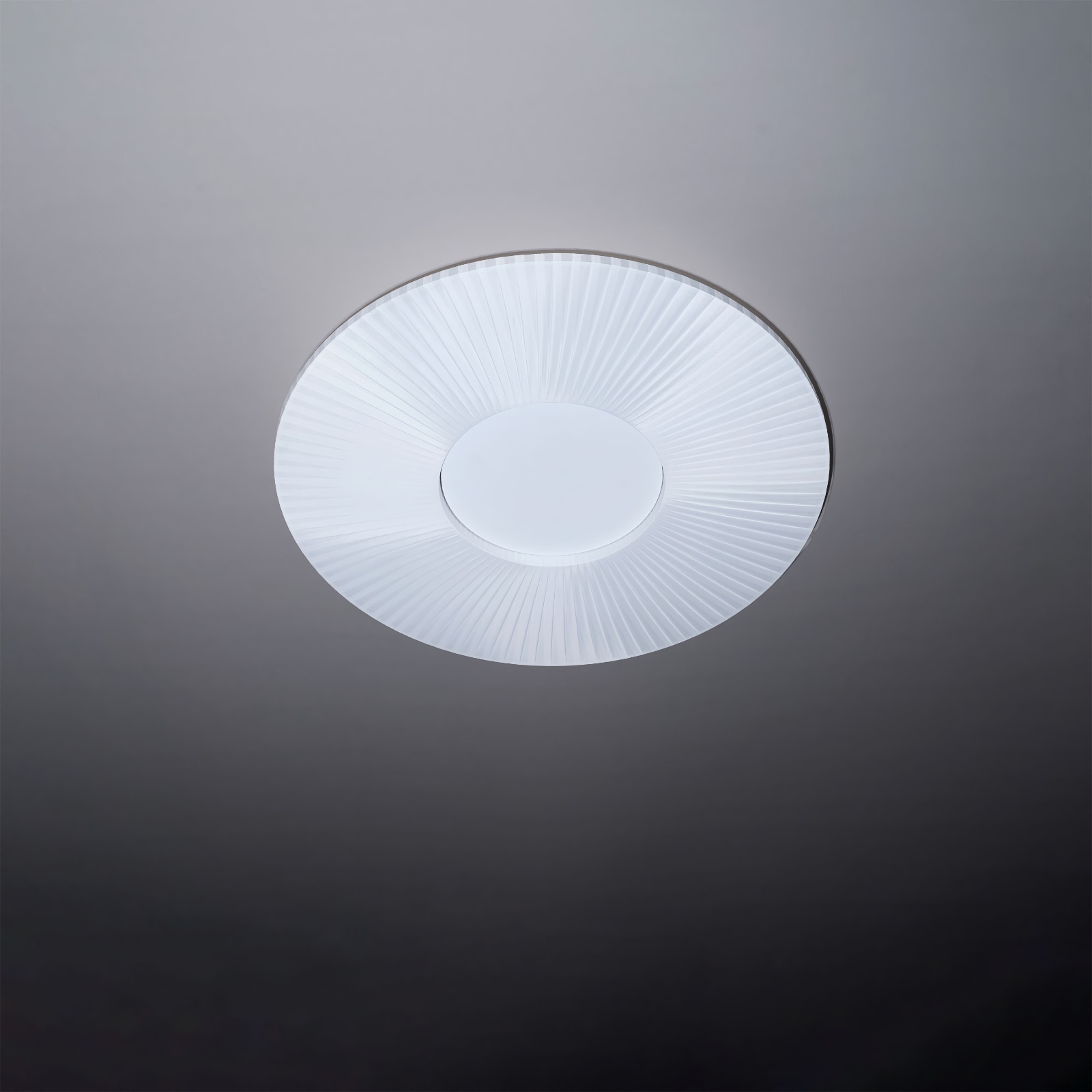 Large Ceiling Light IRIS Made of Polyester Taffeta, Ø 60/80 cm: Das größere Modell mit 80 cm Durchmesser (ausgeschaltet)