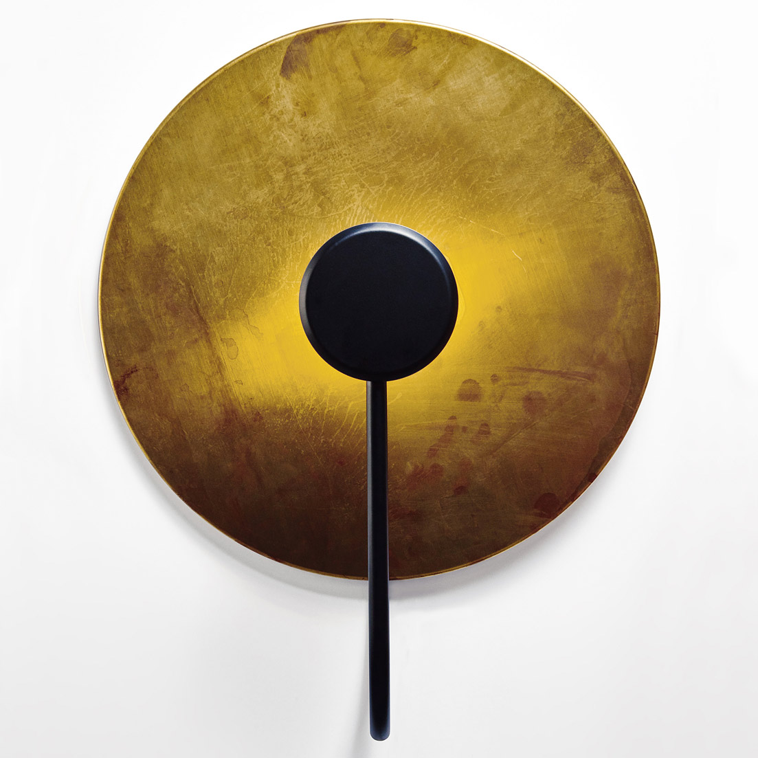 Reflective wall lamp with large brass disc, Ø 40/90 cm