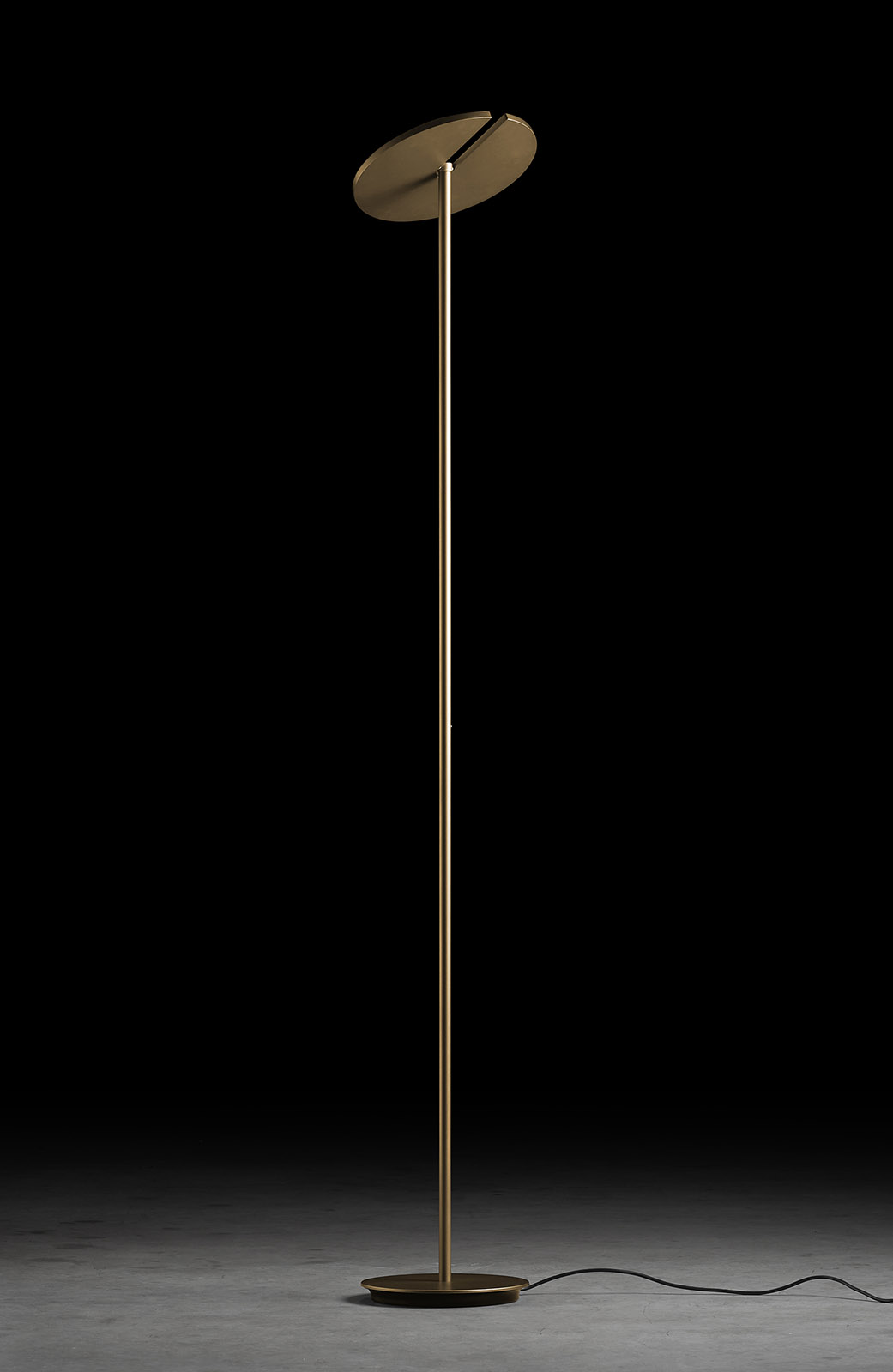 Sehr heller Stand-Deckenfluter NAXOS mit verstellbarem Premium-LED: Abgebildet in Bronze