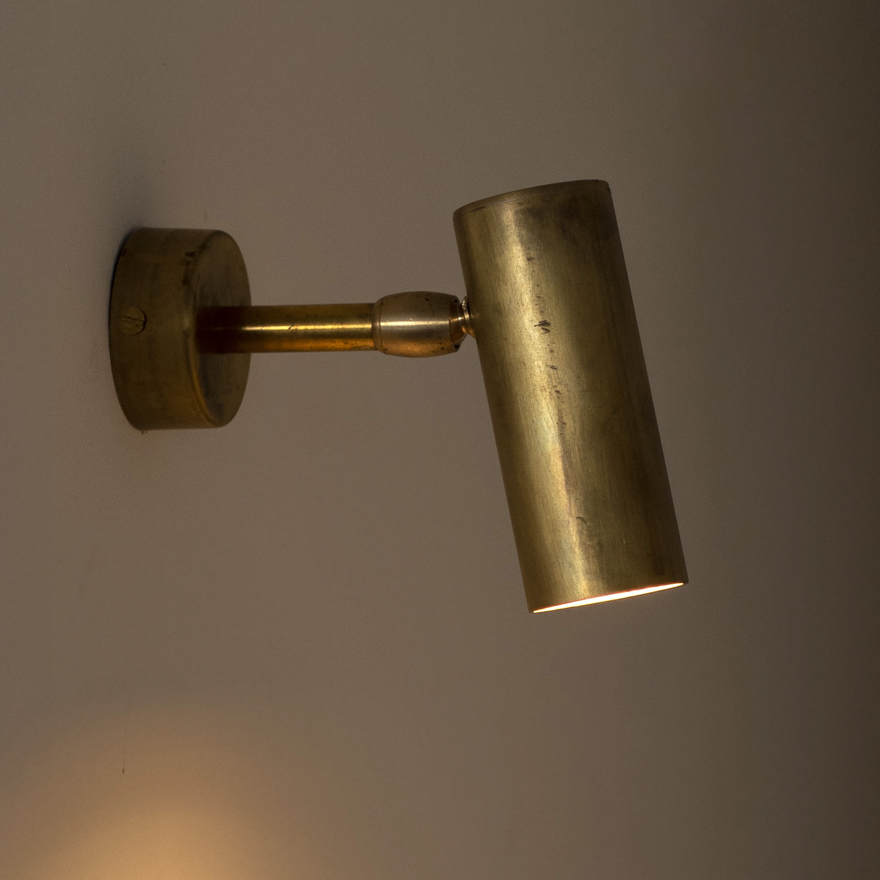 Kleiner Gelenk-Wandstrahler MICRO KYLE aus Messing