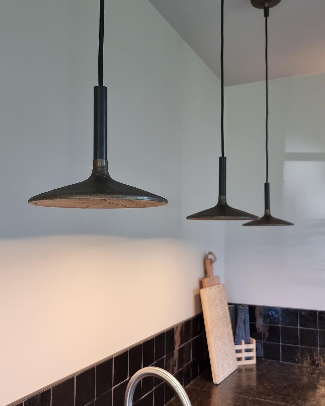 Kleine LED-Pendelleuchte FLOEN SMALL mit rauer Bronze-Patina, Bild 5