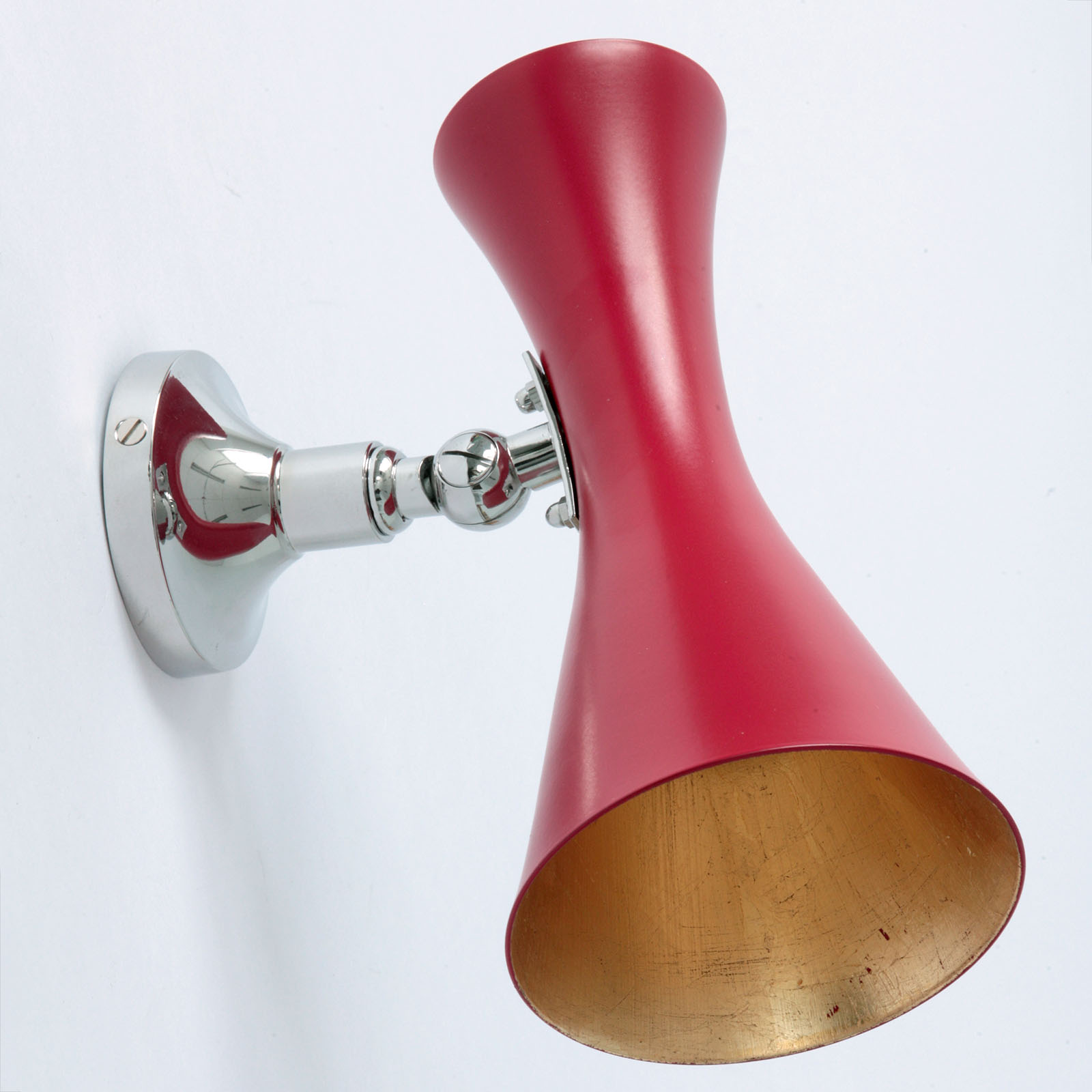 Small Mid Century wall light with jointed double shade: verchromtes Metall, Blattgold und Schirm in RAL 3002