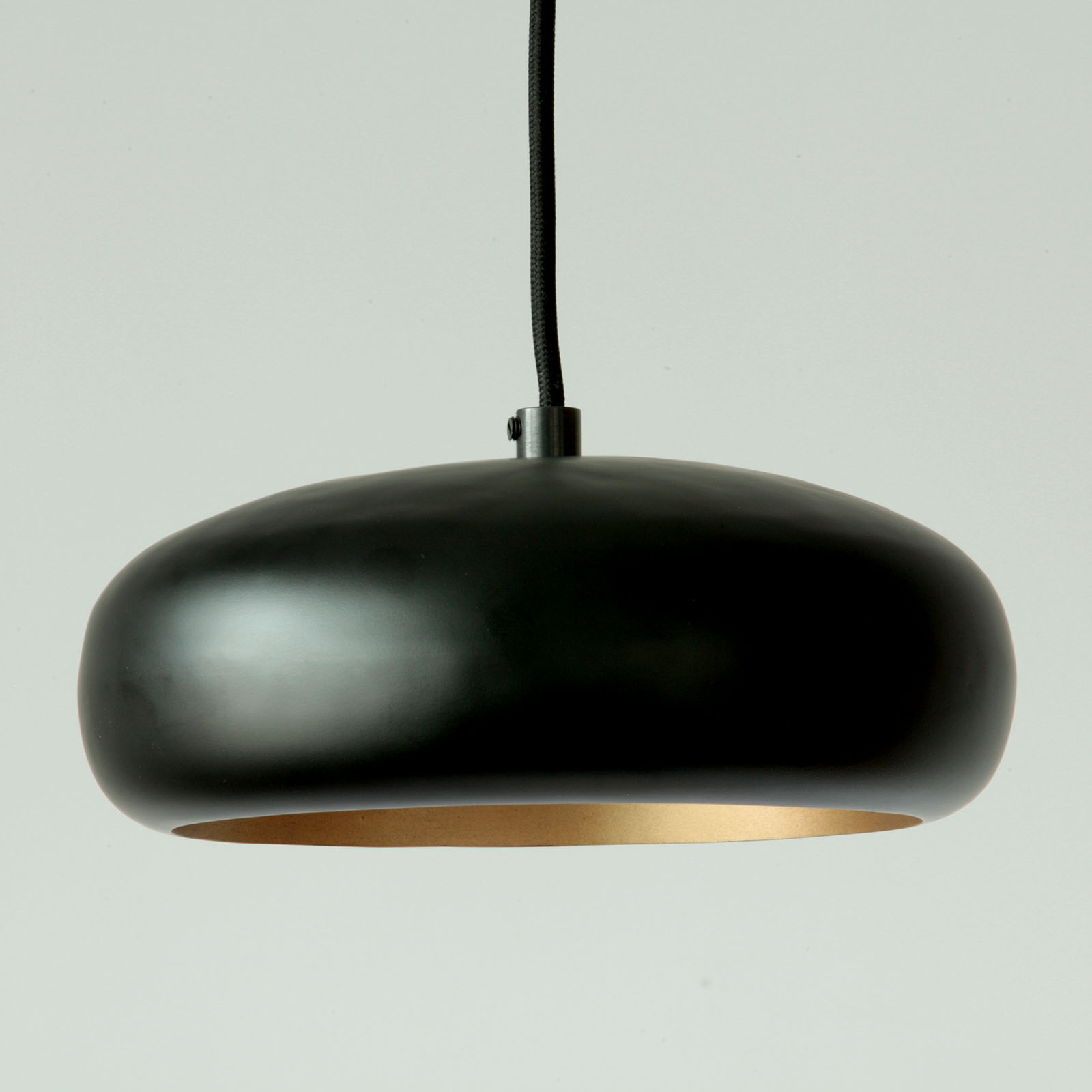 Unregelmäßig abgerundete LED-Hängeleuchte GALET NOIR / drei Größen: Modell 2