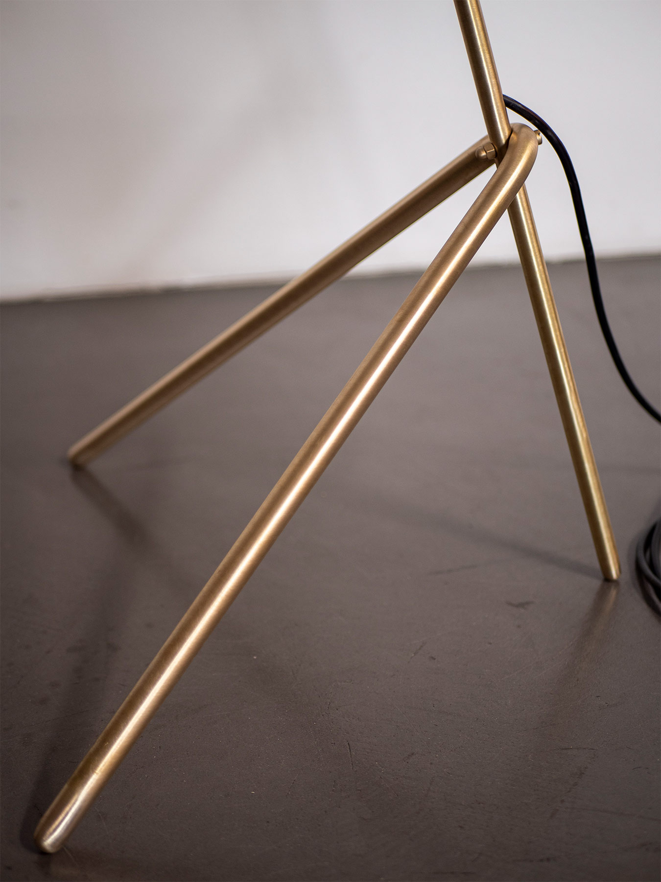 Brass Tripod Floor Lamp THINKERBELL, Fig. 4