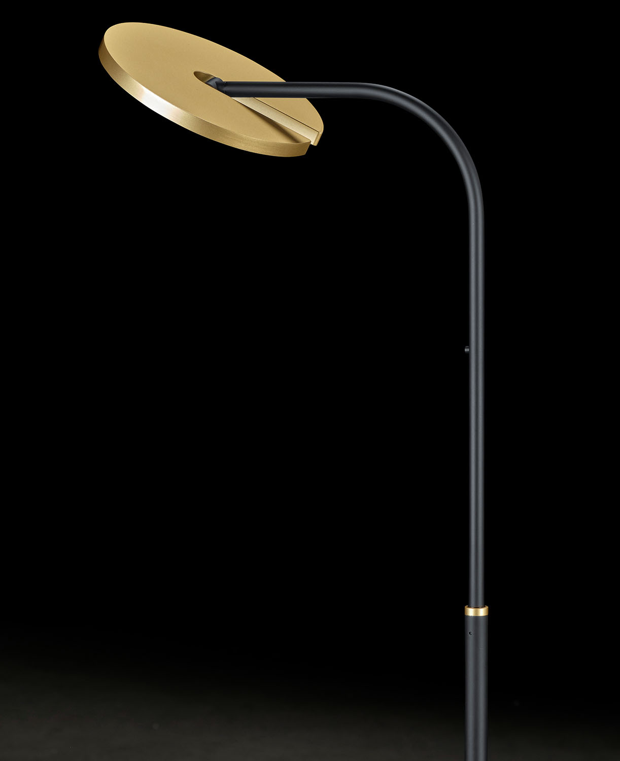Versatile Reading Floor Lamp VINCE S with Powerful LED Light Source: Hier in der Oberflächenkombination Schwarz und Eloxal Messing