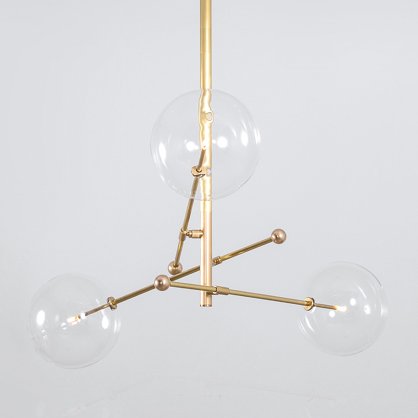 Einstellbarer Glaskugel-Leuchter aus Messing, 3-armig