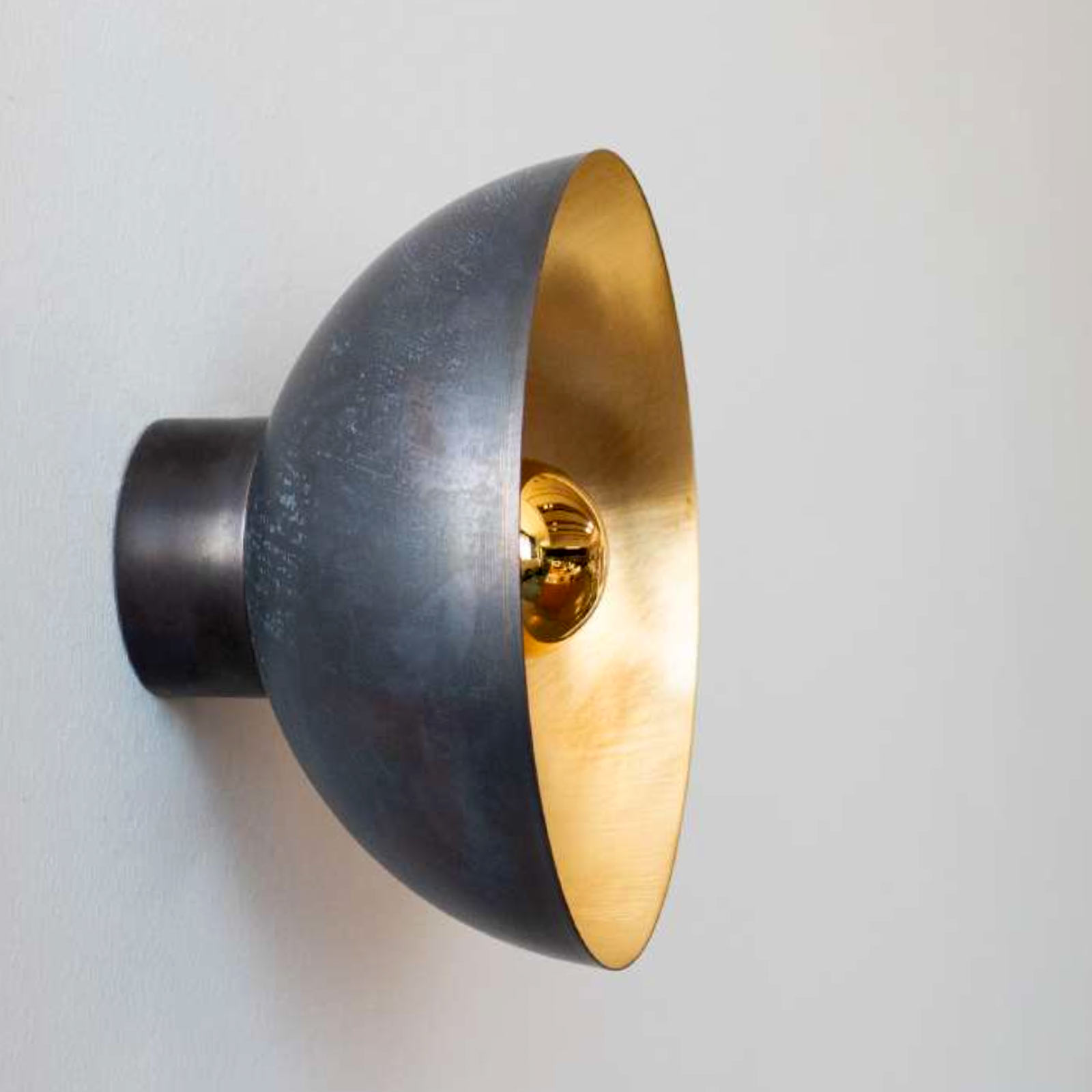 Kleine Halbkugel-Wandleuchte BOWLY aus Messing