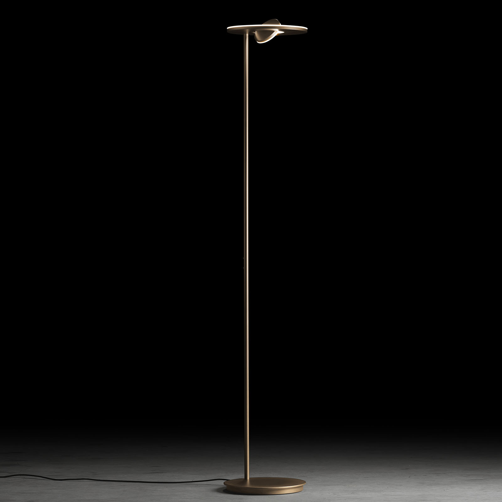 Verstellbarer Deckenfluter NOVA OOG mit Premium-LEDs: Abgebildet in Bronze