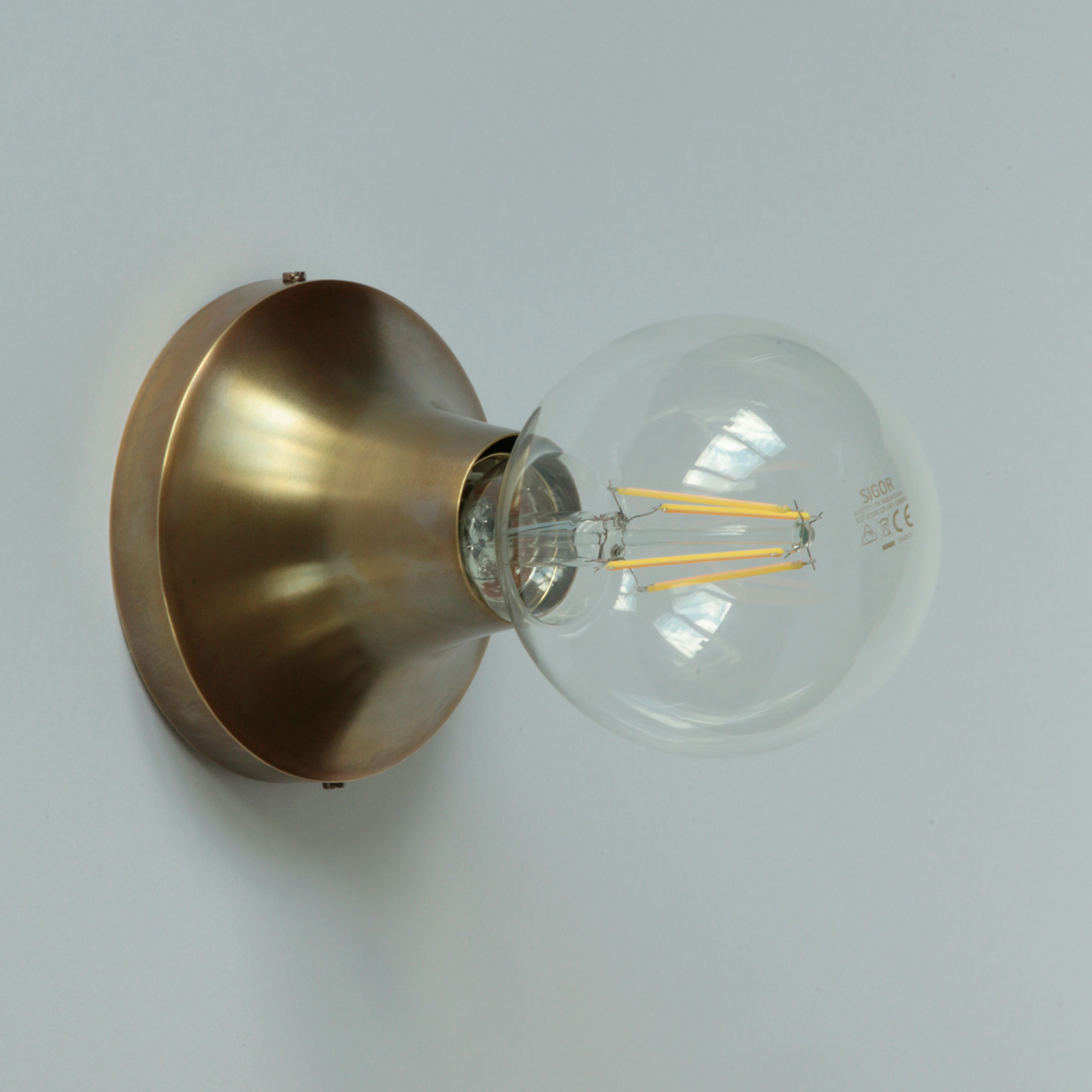 Kleine Fassungs-Wandleuchte mit elegantem Messing-Sockel