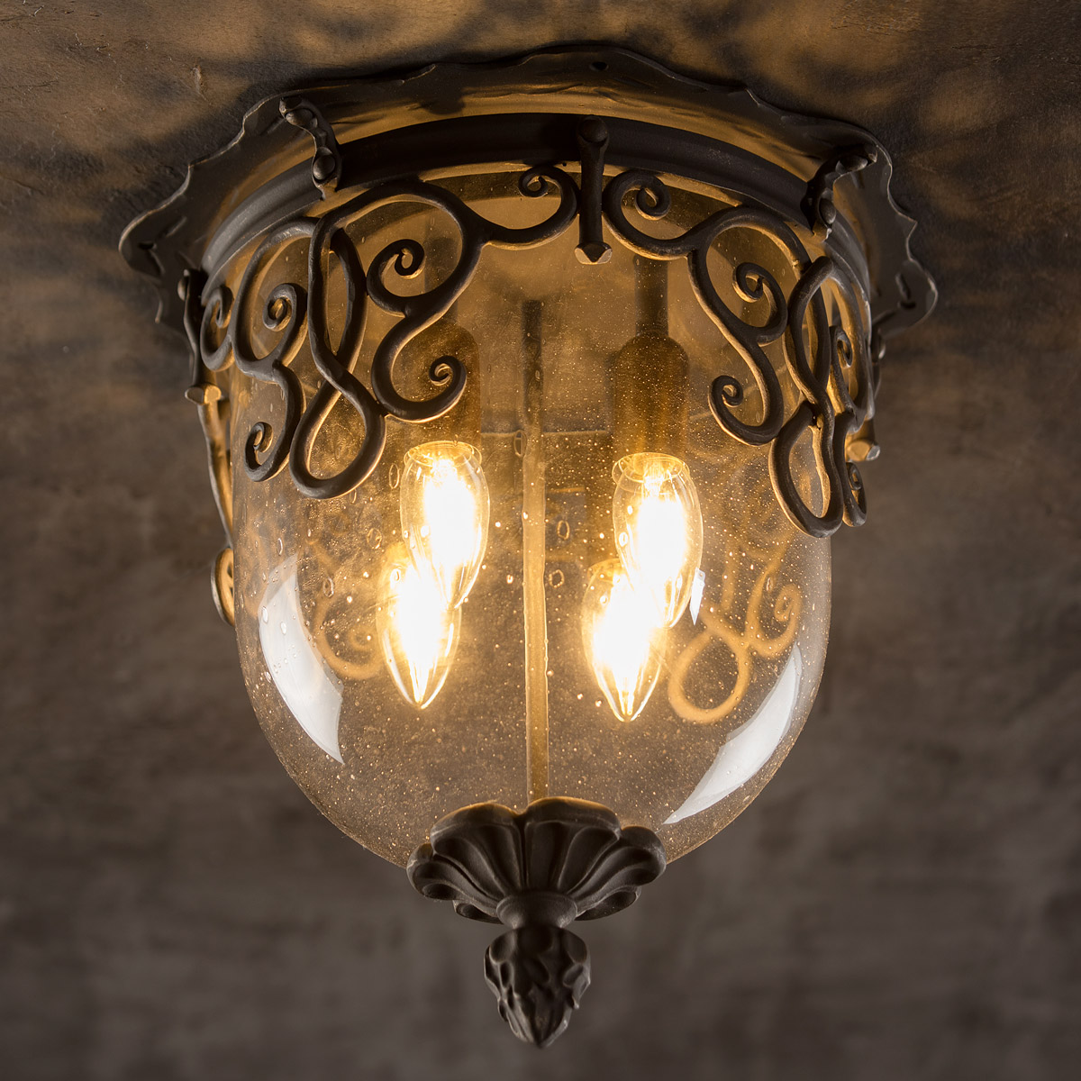 Deckenleuchte mit Glas-Kuppel und Schmiedeeisen-Ornamenten Ø 32 cm