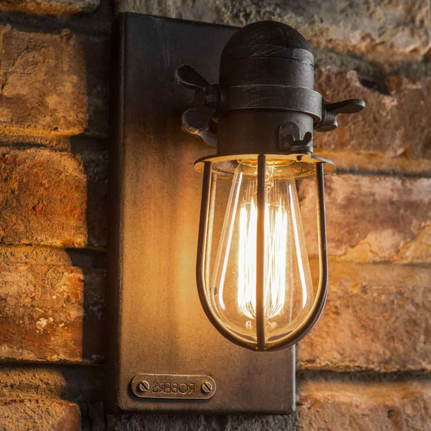 Robuste Wandleuchte mit Schutzgitter im Industrial-Stil WL3629