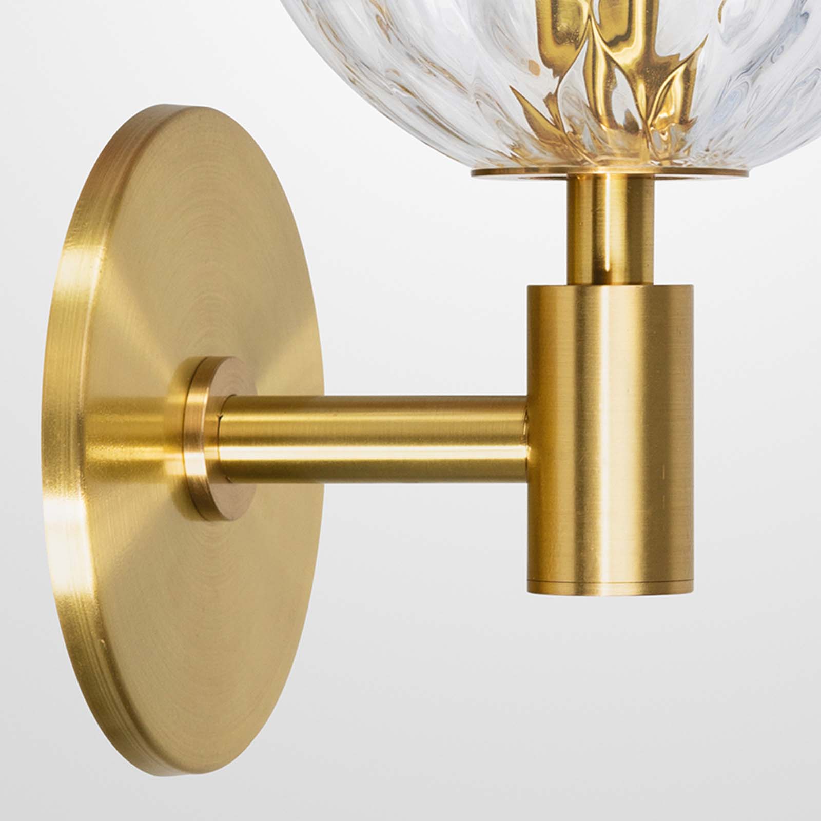 Zeitlose Messing-Wandleuchte mit Strukturglas-Kugel, Bild 3
