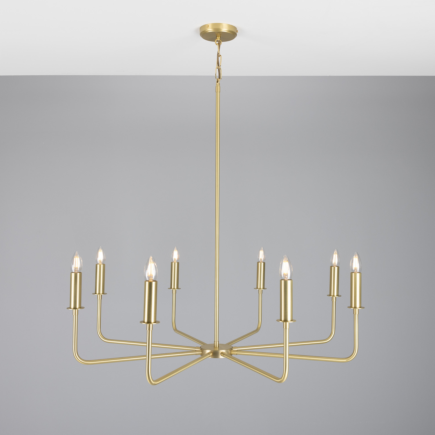 Modern Chandelier with Eight Brass Arms and Candle Bulbs: Messing satiniert