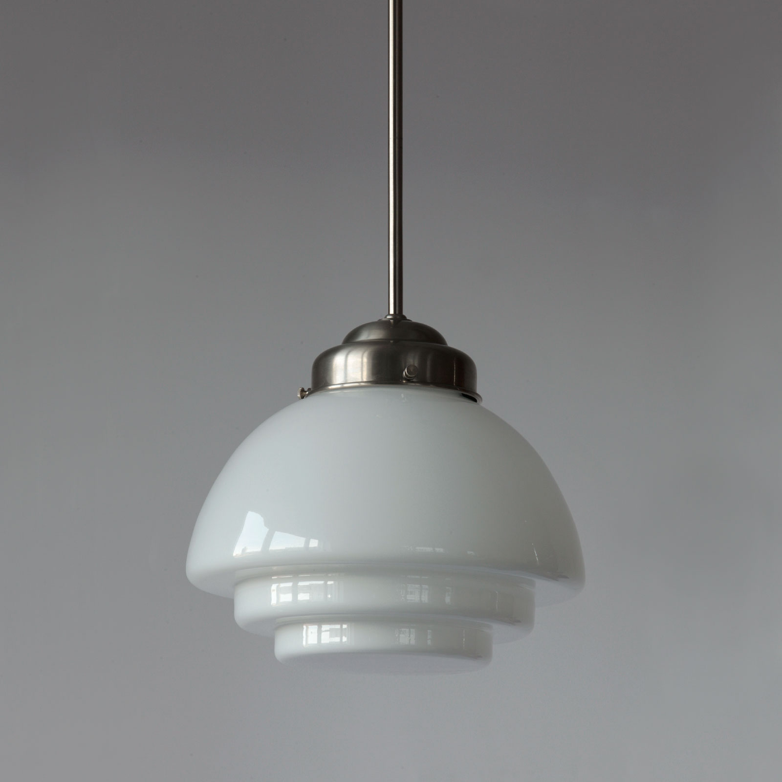 Klassische kleine Art déco-Hängeleuchte mit gestuftem Glasschirm