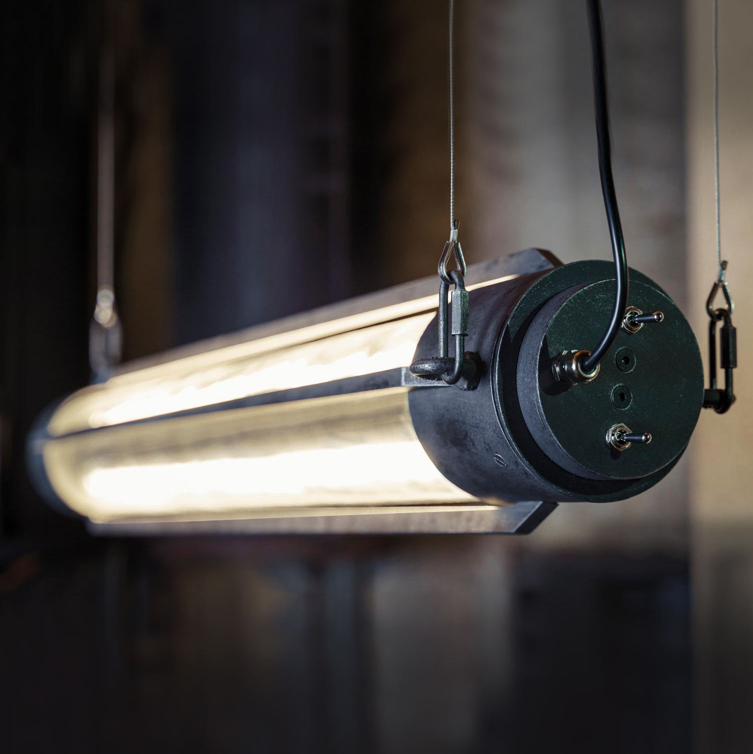 Stahl und Glas: Röhren-Hängeleuchte im Industrial-Style HL2690