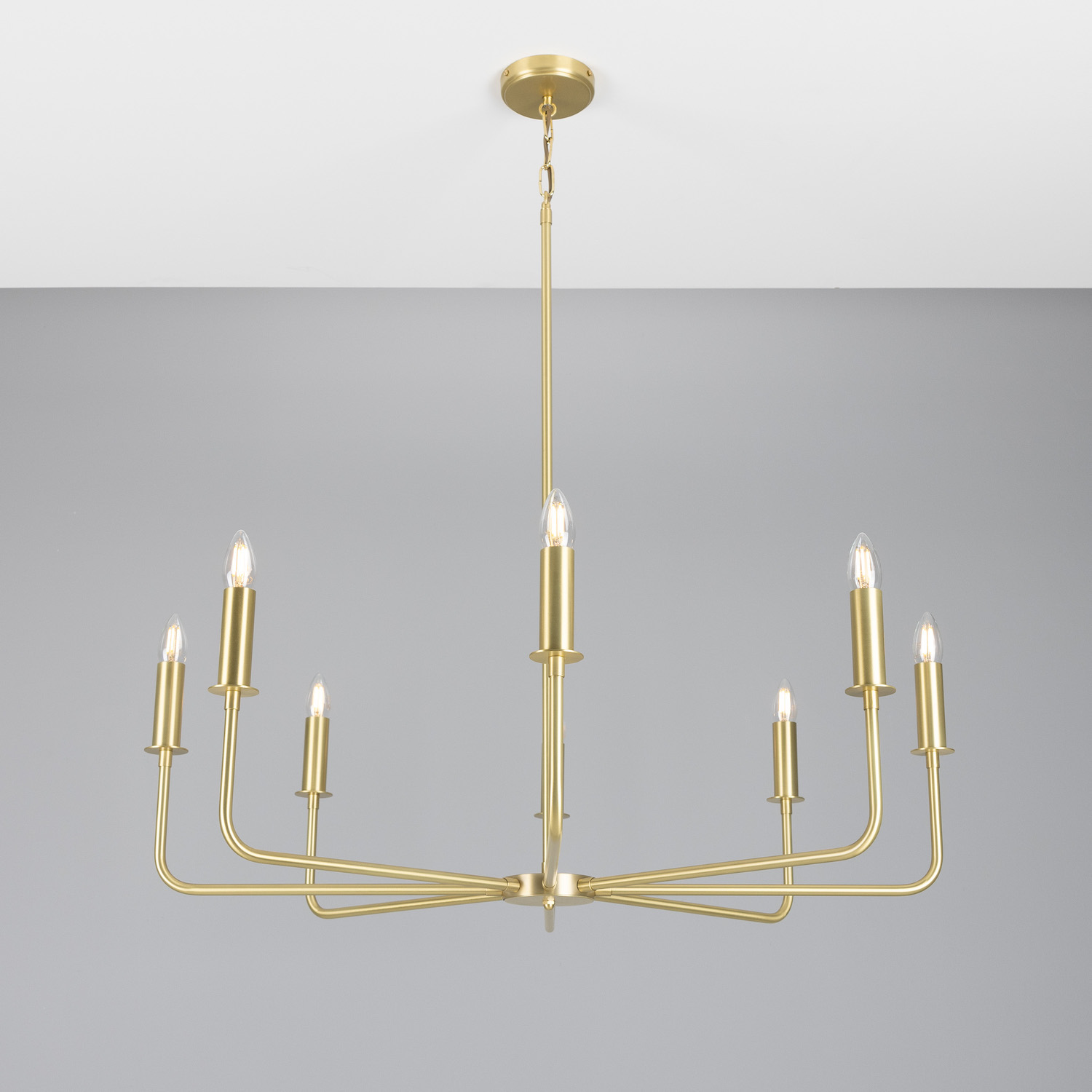 Modern Chandelier with Eight Brass Arms and Candle Bulbs: Messing satiniert