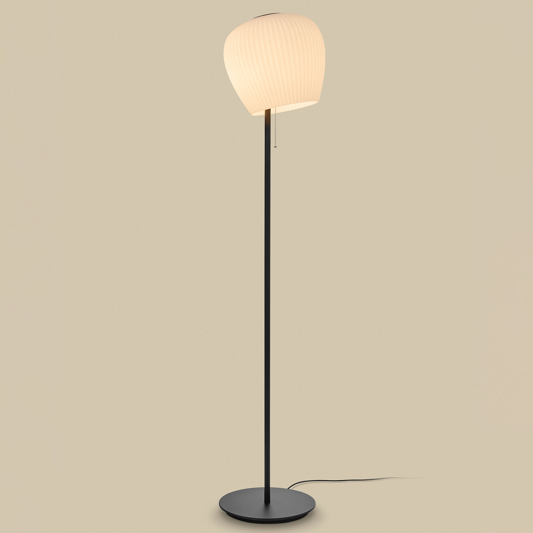 Moderne Stehleuchte LIV S mit plissiertem Glasschirm, Bild 3