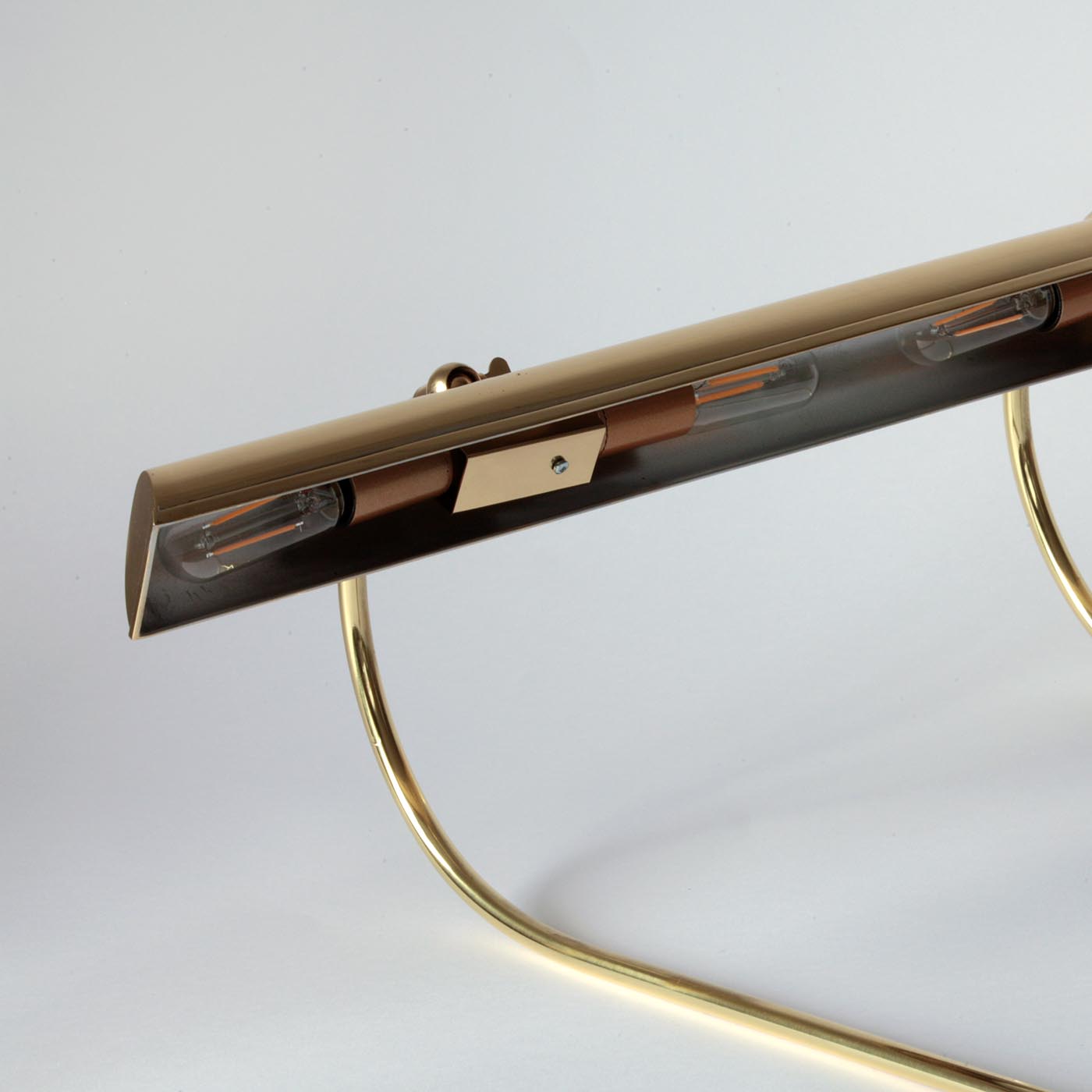 French Picture Light for Paintings, Brass, 30–60 cm: Bei Modell 4 mit 60 cm Breite werden zwei Bügel eingesetzt, hier in 15 Messing poliert
