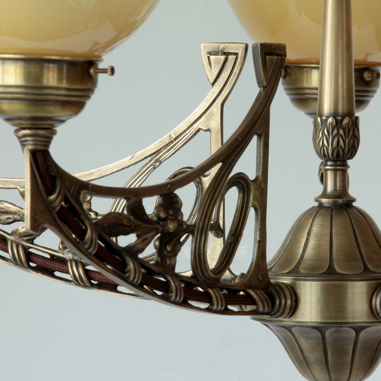 Five Arm Art Nouveau Chandelier with Opal Glass Shades: Antik handpatiniert (Altmessing) und Opalglas „Crème“