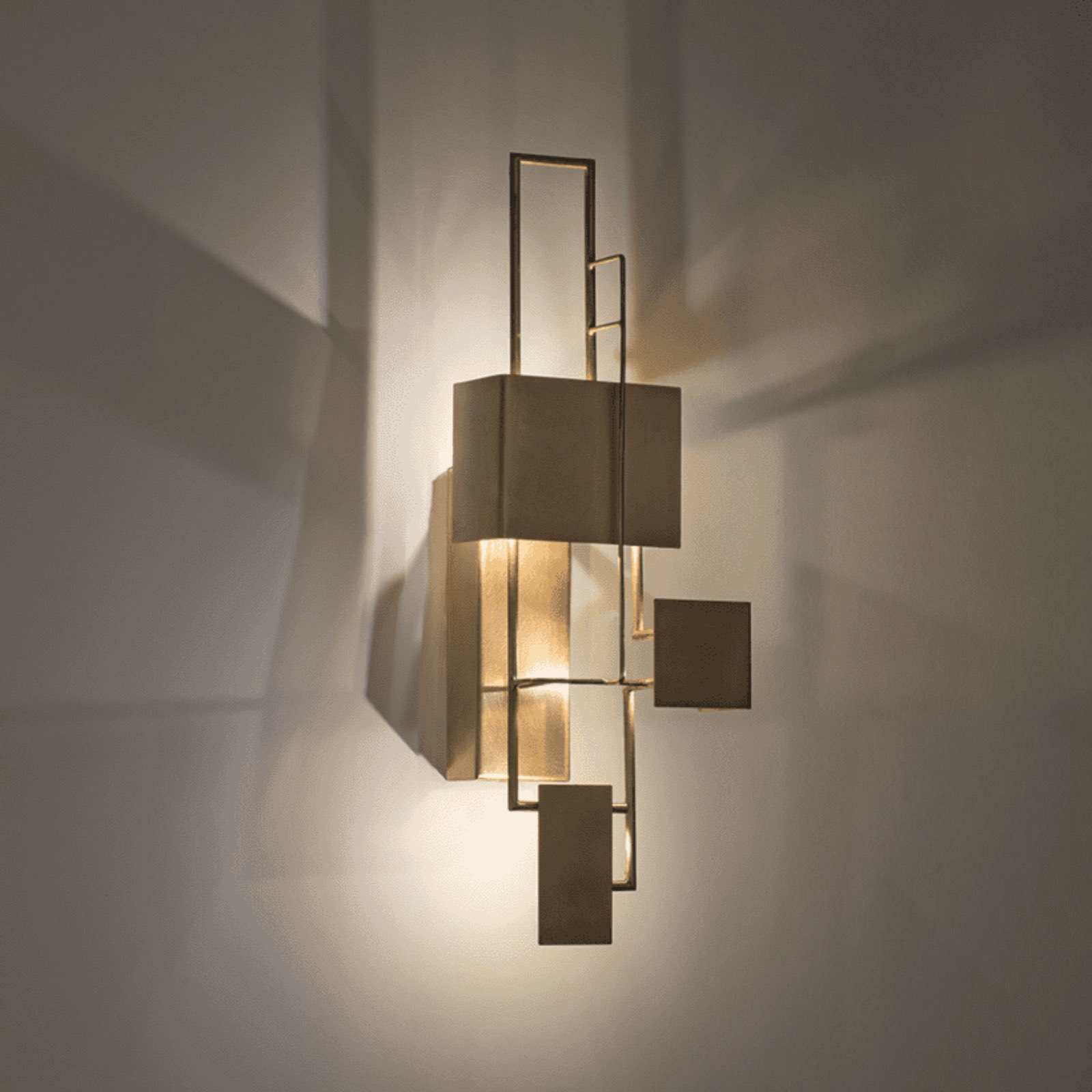 Verspielte Wandleuchte aus Messing ANGLE
