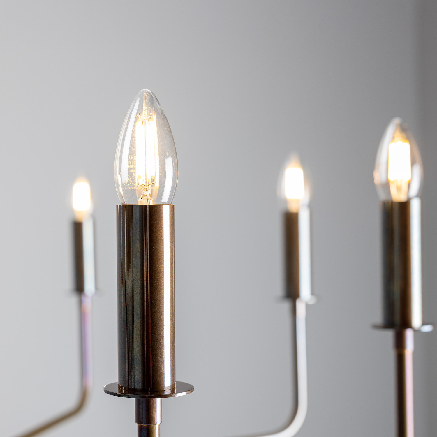 Modern Chandelier with Eight Brass Arms and Candle Bulbs: Alt-Messing patiniert