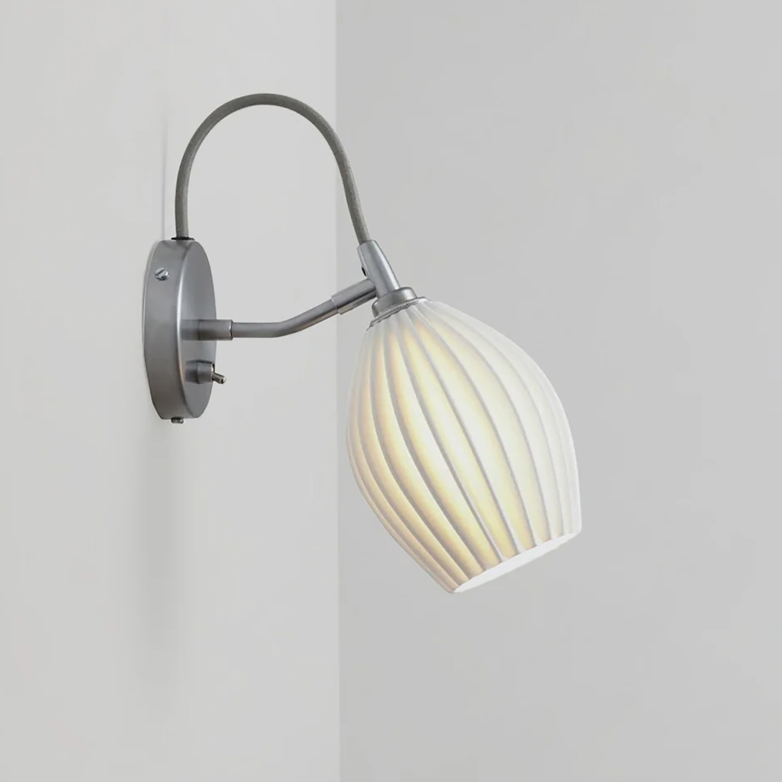 Elegante Wandleuchte mit raffiniertem Porzellanschirm FIN