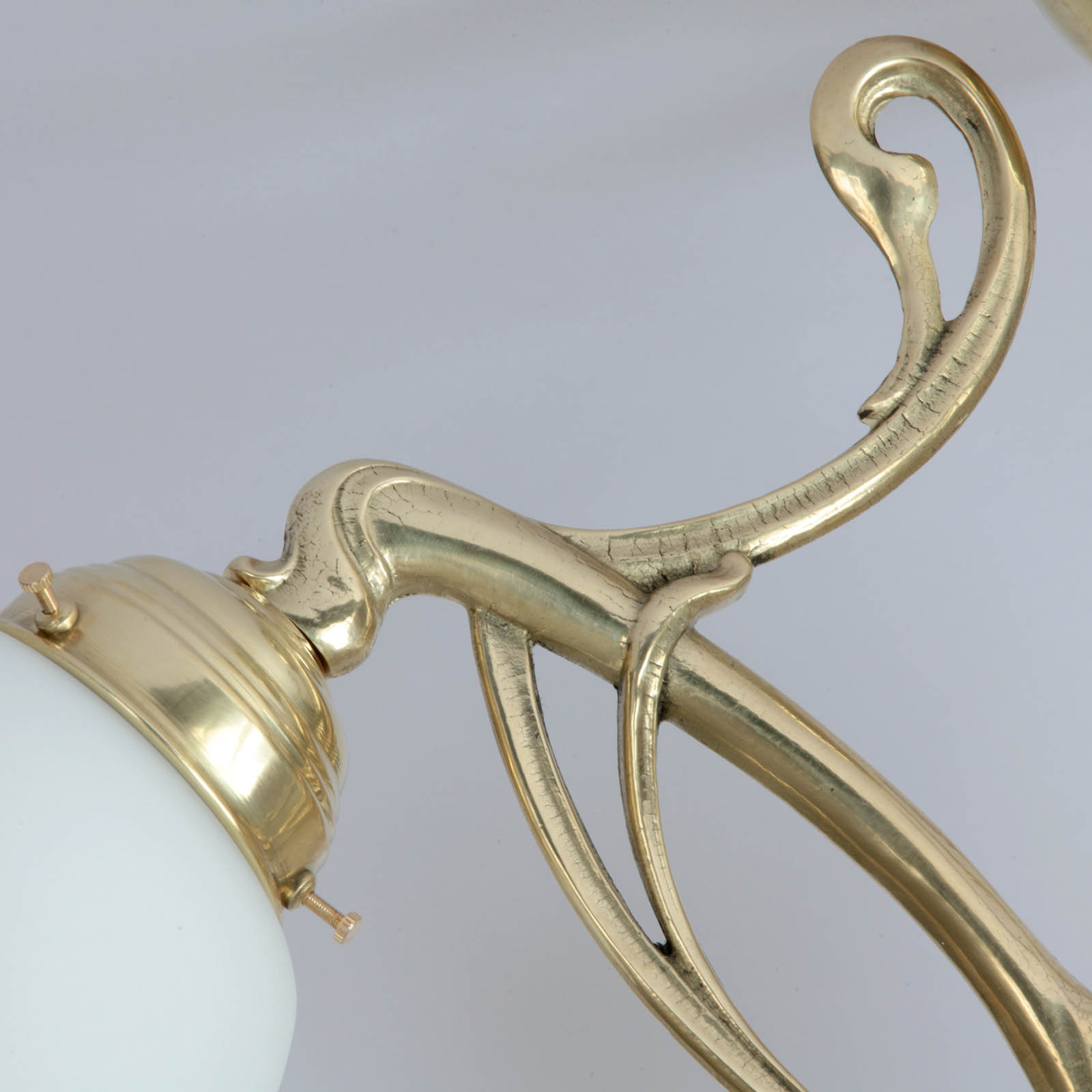 3-Arm Art Nouveau Ceiling Chandelier: Detail Messing poliert/unlackiert, mit matt-opalem Glasschirm