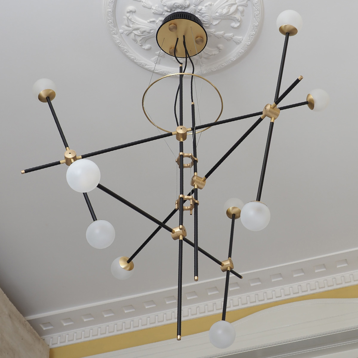Großer Design-Deckenleuchter mit neun Kugeln