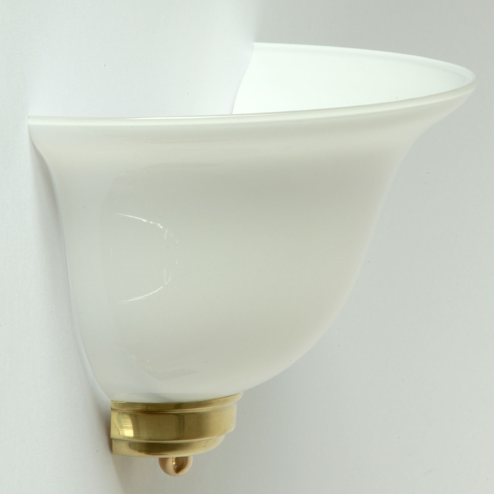 Wall Washer with Curved Opal Glass Shade: Messing poliert, unlackiert