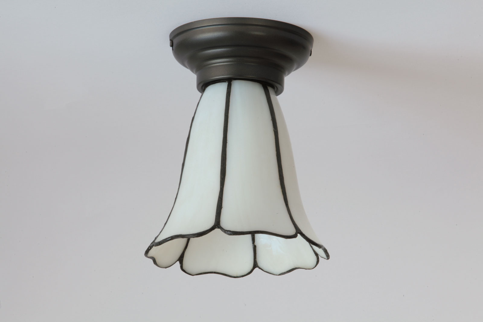 Ceiling Light with White Flower Blossom Glass Shade, Ø 15 cm: Kleine Deckenleuchte aus Tiffany-Gläsern in Blütenform