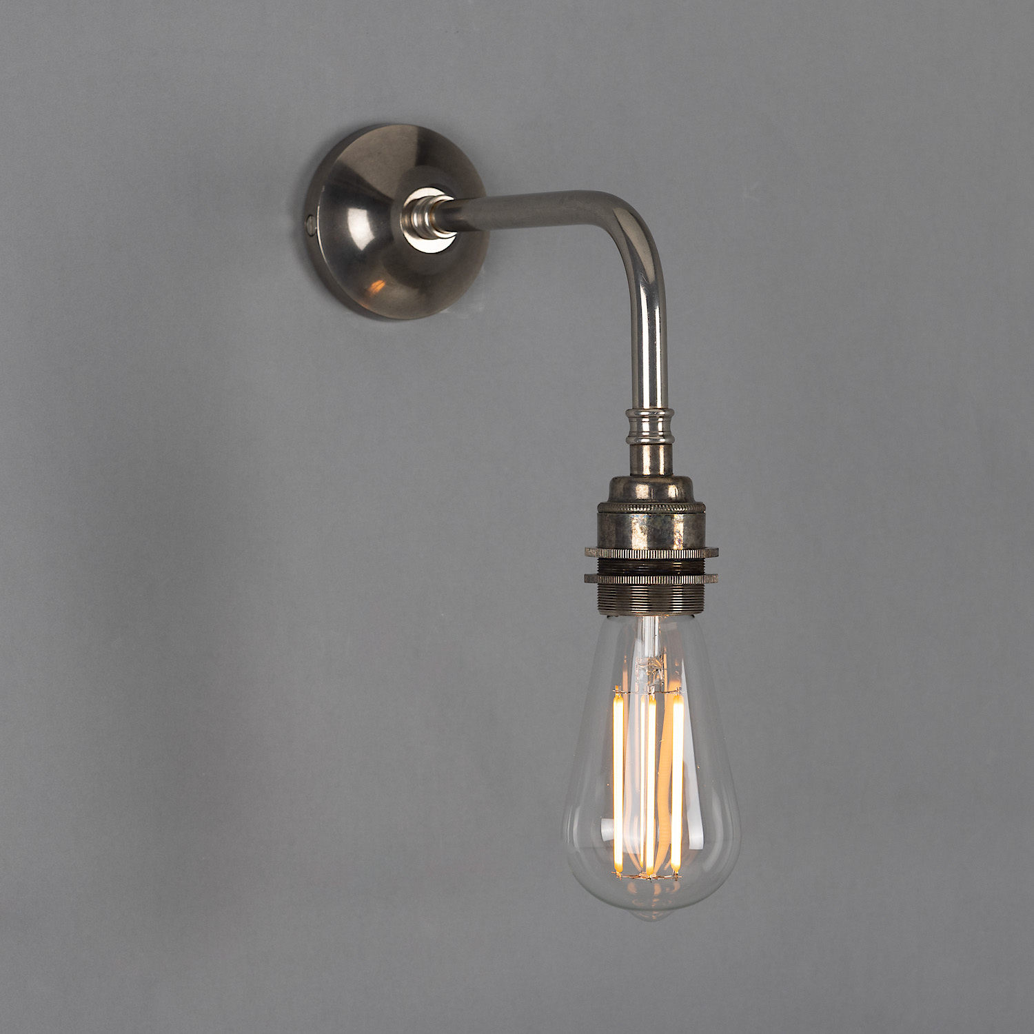 Minimalistische Retro-Wandleuchte mit Fassung für blanke Glühbirnen: Messing alt-silbern patiniert