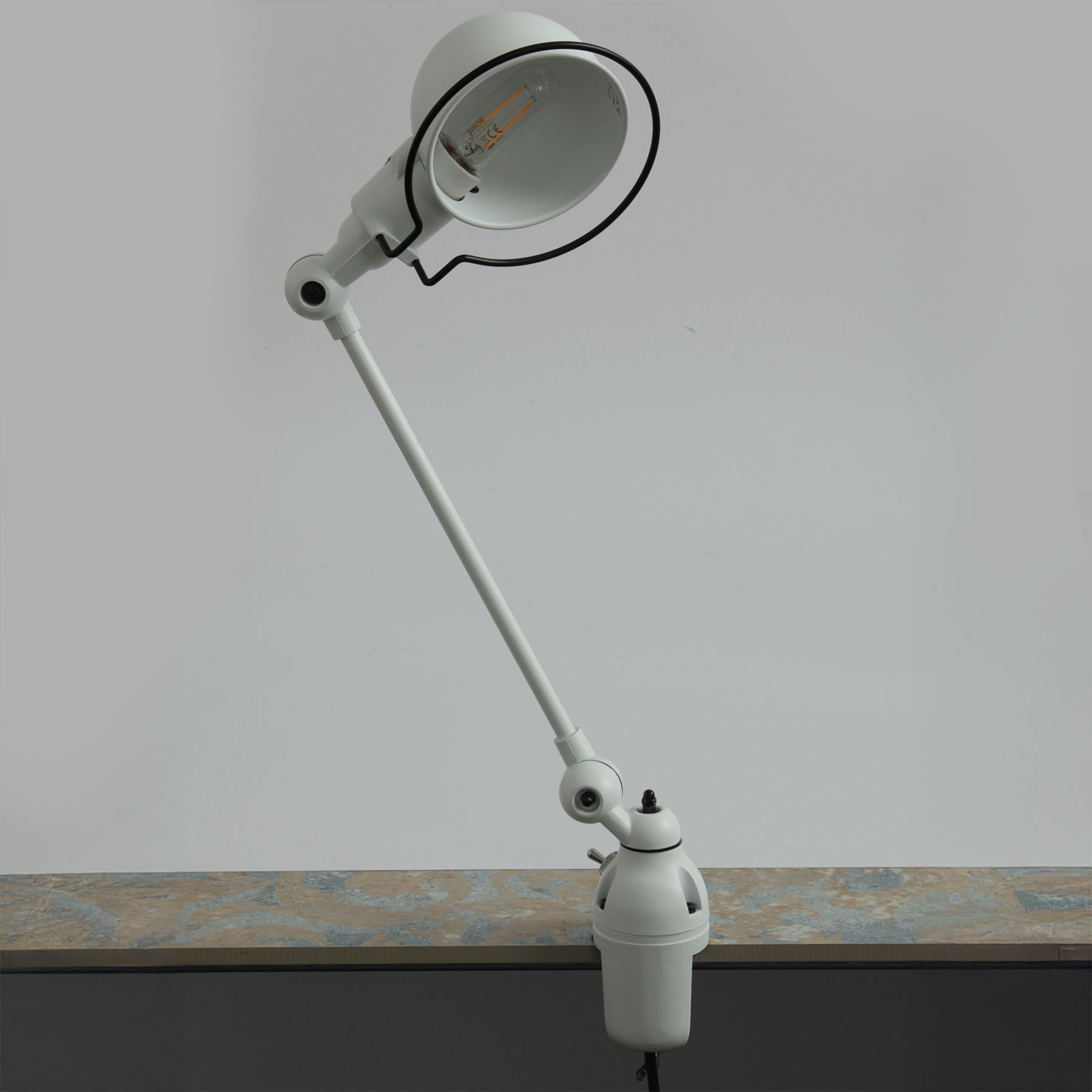 Weiße Klemm-Lampe SIGNAL für Tischplatten und Regale