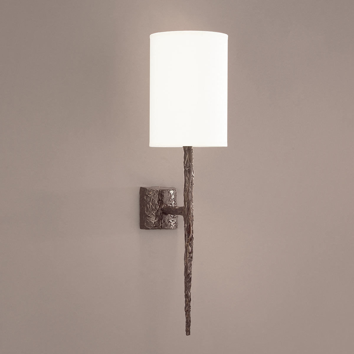 Kleine Bronzeguss-Wandleuchte mit Stoffschirm