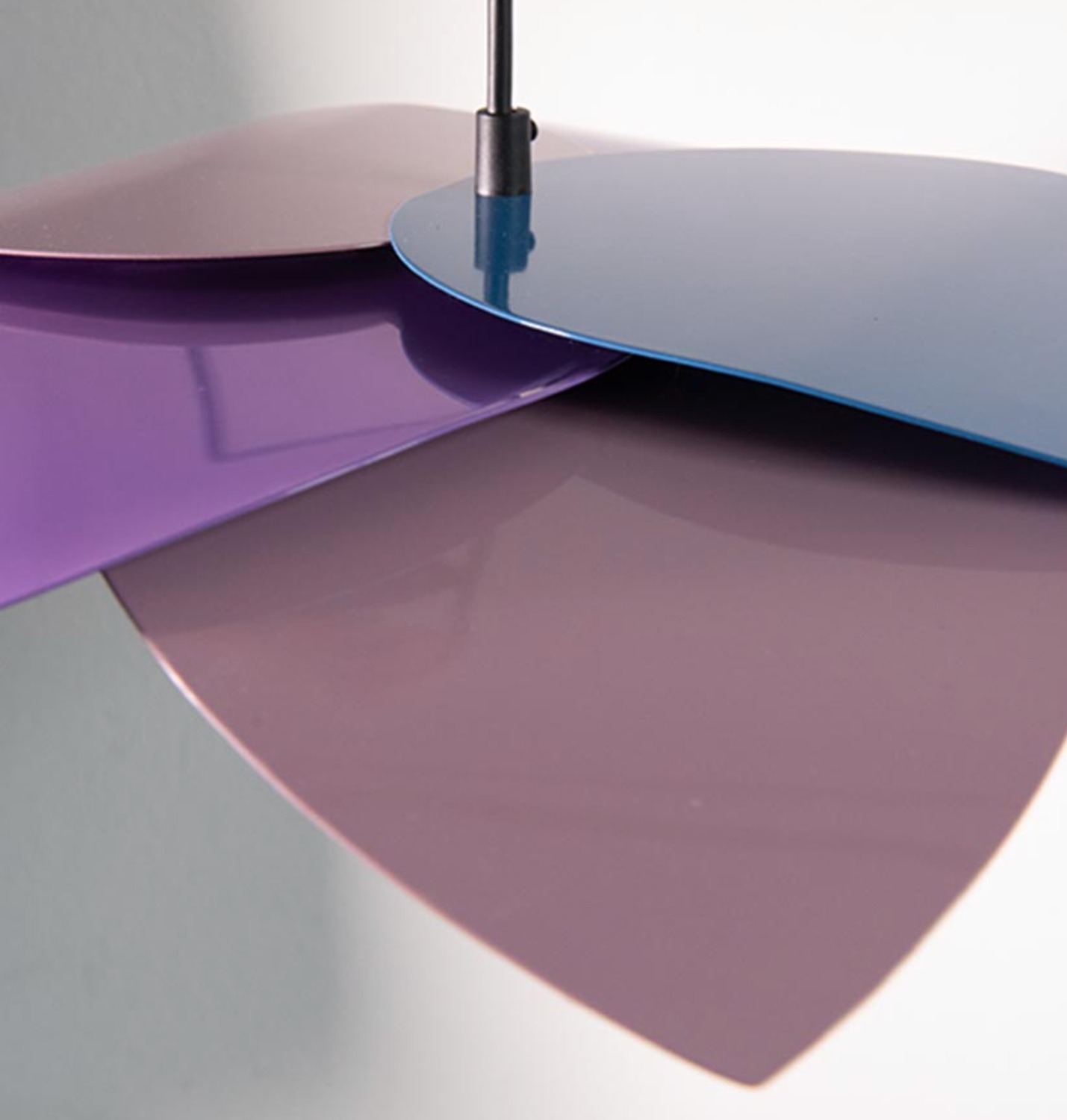Design-Hängeleuchte mit gestaffeltem Schirm LEAF: Die einzelnen Blütenblätter des Schirmes können in unterschiedlichen RAL Classic Farben beschichtet werden. Hier: RAL 4005 Blaulila, RAL  4009 Pastellviolett und RAL 5007 Brillantblau.