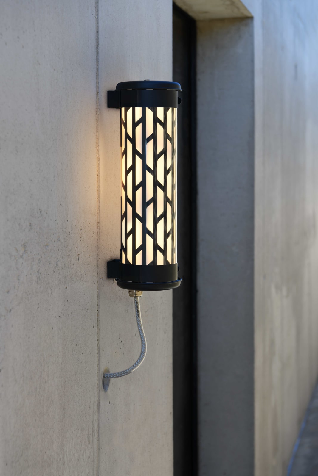 Wandleuchte BELLEVILLE MINI mit geometrischer Lochblende und IP68 (36 cm), Bild 2