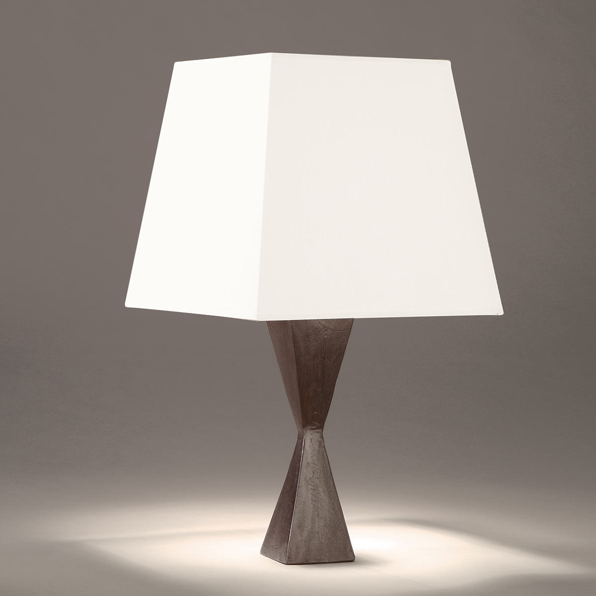 Sculptural bronze cast table light PABLO with fabric shade: Bronze brüniert