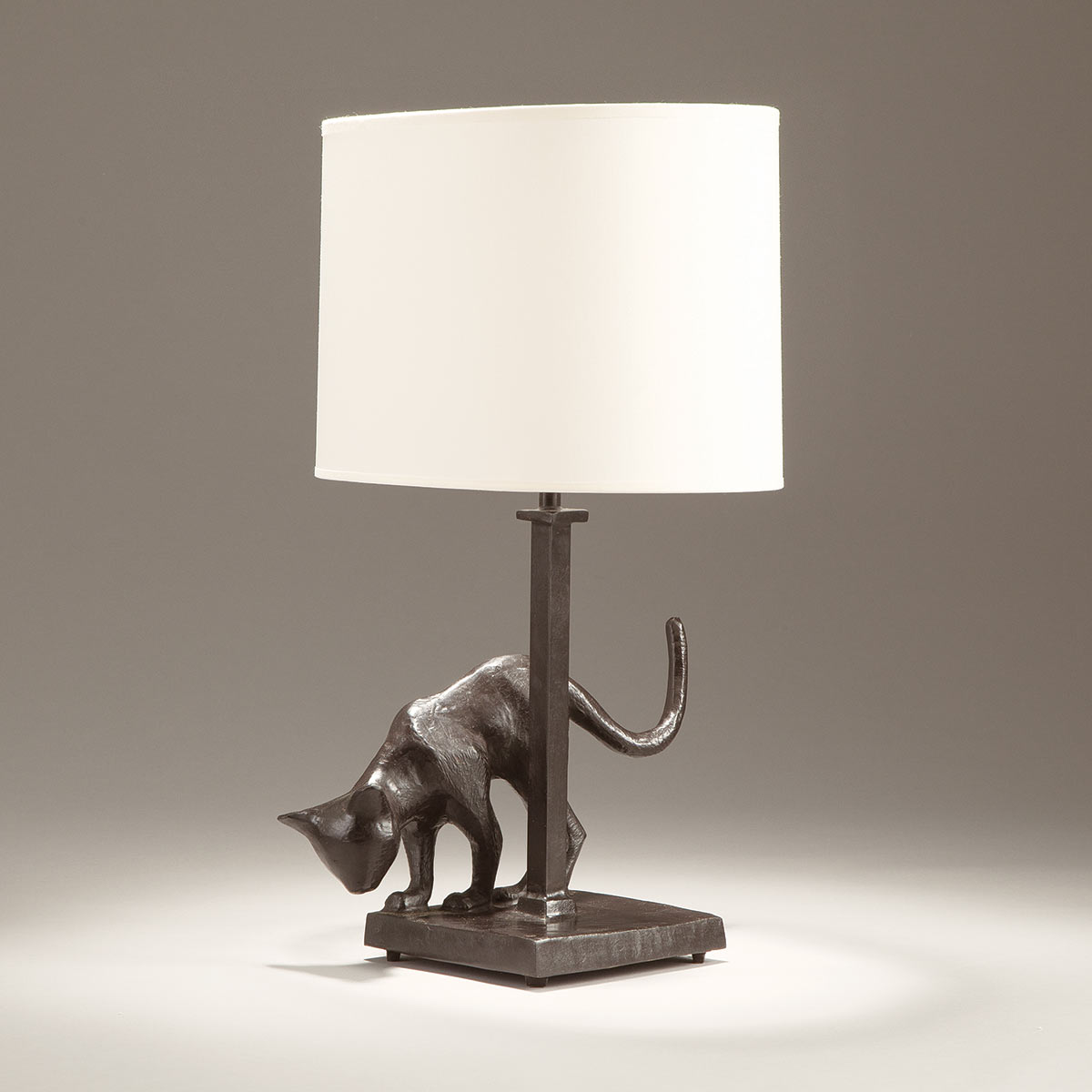 Bronzeguss-Leuchte LILI mit Katzenskulptur und Stoffschirm