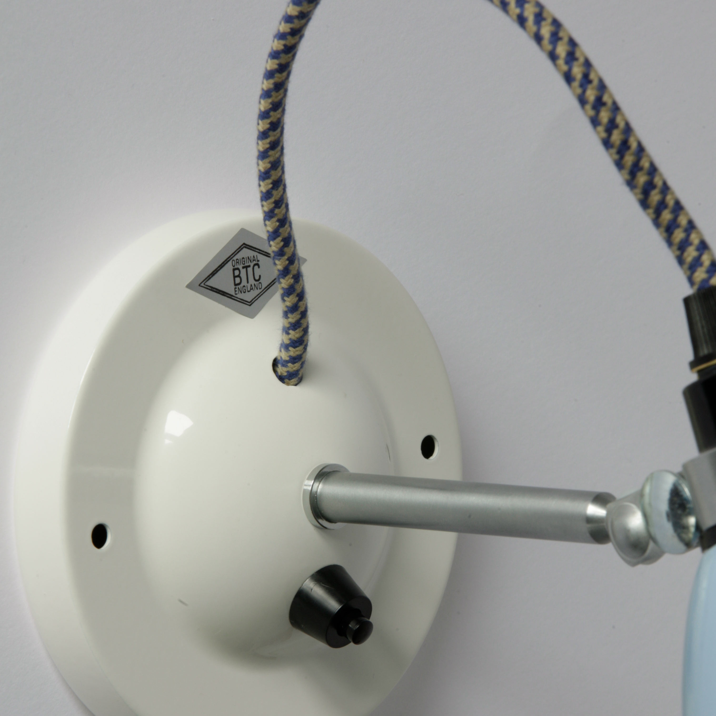 China Wall Light HECTOR SMALL, various models: Der Sockel der Wandschalter-Version ist aus Stabilitätsgründen aus Stahl (nur in Weiß lieferbar)