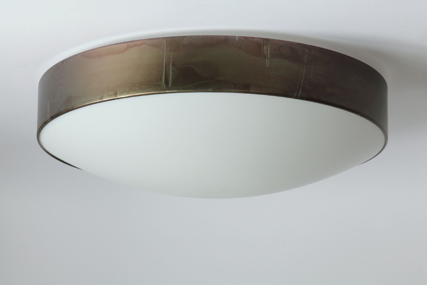 Große Deckenleuchte aus Schweden mit Messing-Ring, Ø 45/55 cm: 55 cm-Modell der Deckenleuchte, Ring hier in Eisenoxid Rostpatina