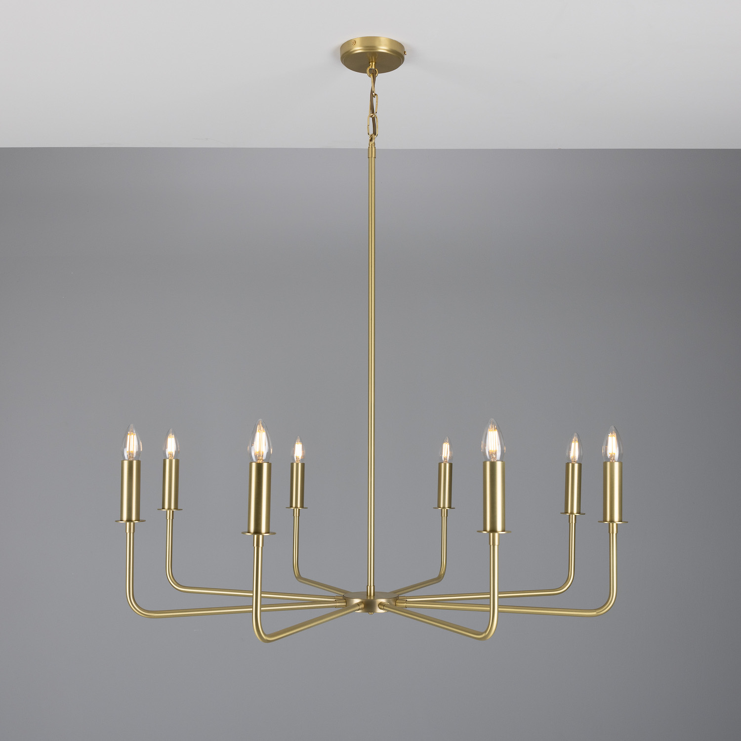 Modern Chandelier with Eight Brass Arms and Candle Bulbs: Messing satiniert
