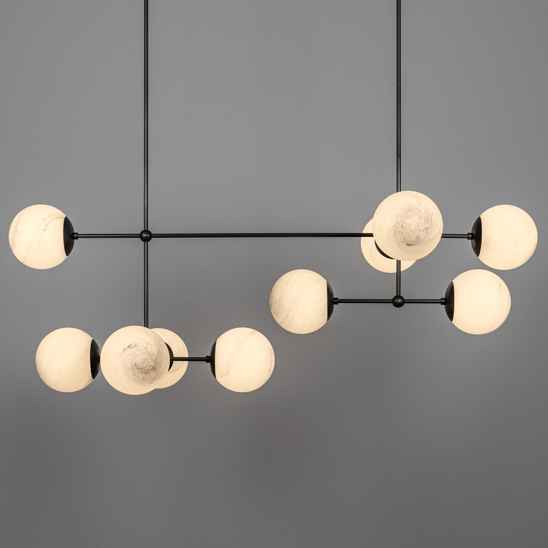 Moderner Glaskugel-Hängeleuchter ARMSTRONG LINEAR mit 10 Brennstellen