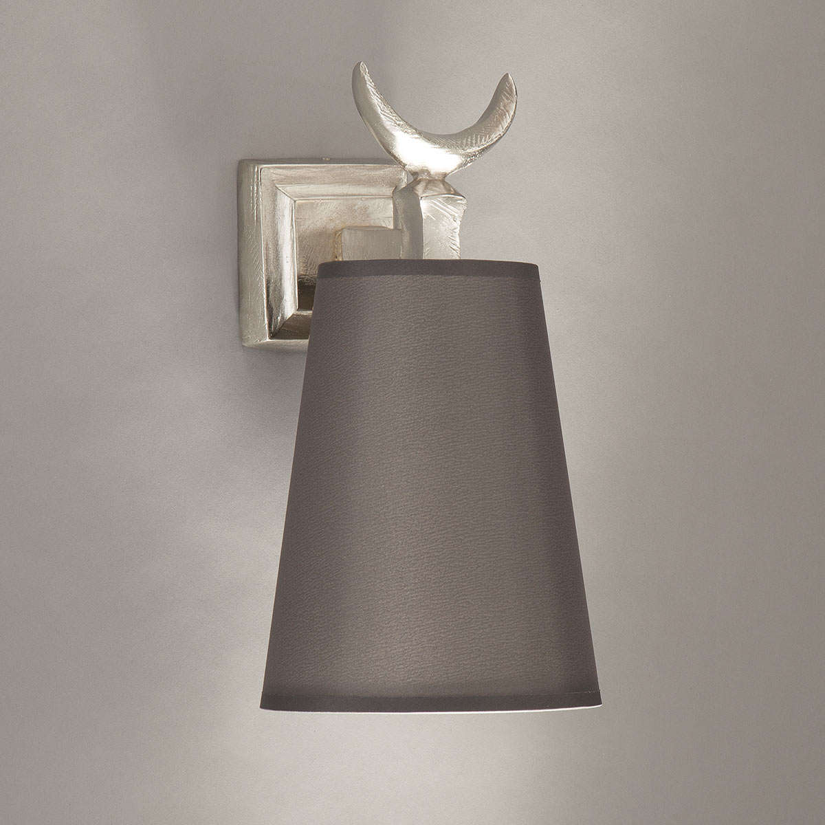 Bronze-Wandleuchte LUNA mit Mond-Dekor und Textilschirm