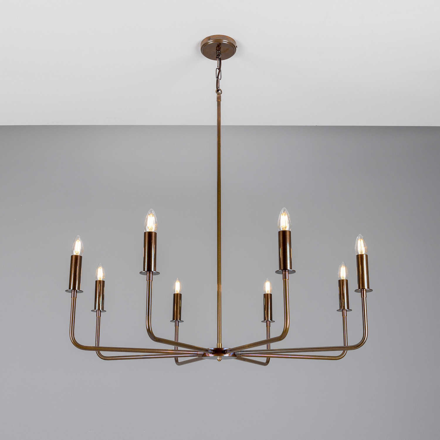Modern Chandelier with Eight Brass Arms and Candle Bulbs: Alt-Messing patiniert
