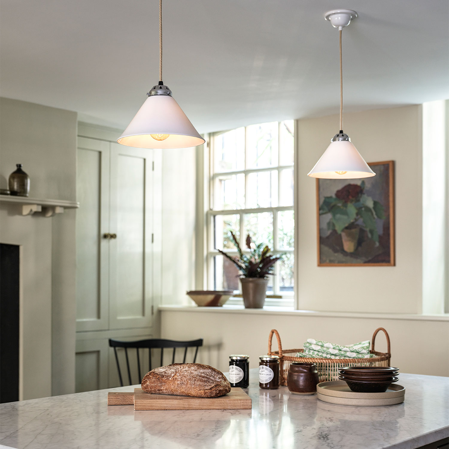 Small pendant light with porcelain shade COBB: Zwei kleine Keramik-Hängeleuchten zur Beleuchtung der Küchen-Insel (hier mit Schirmhalter in Chrom)
