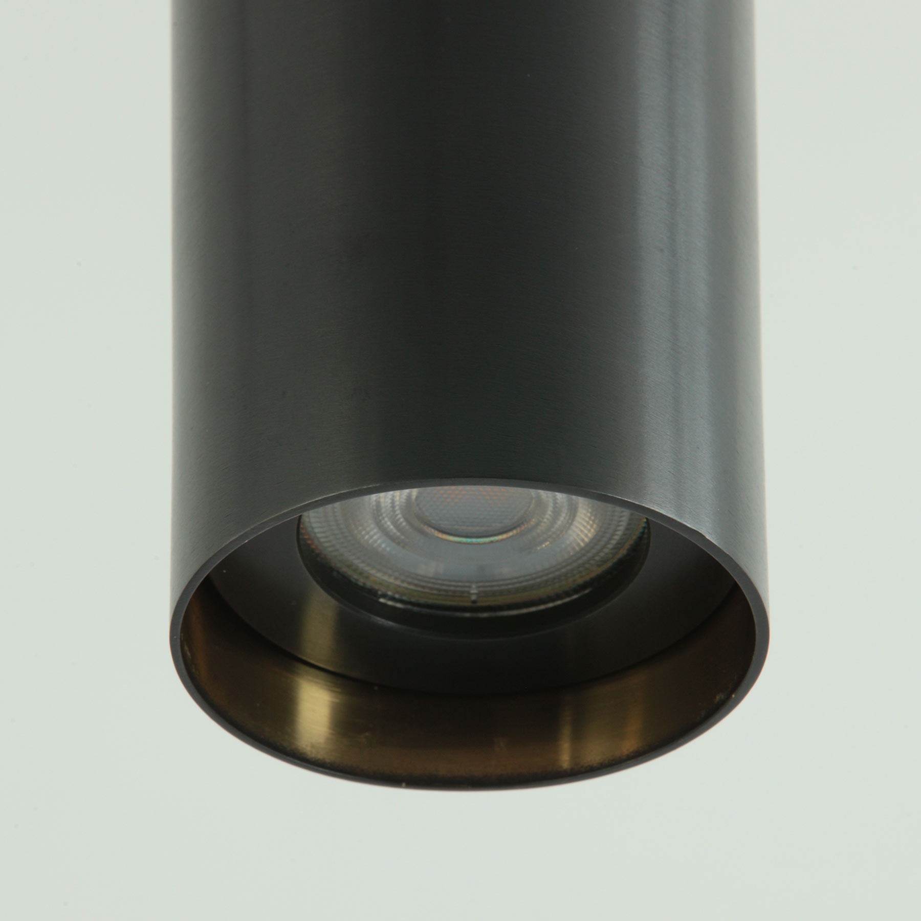 Deckenspot TUBE mit verstellbarem Strahler in Messing-Röhre: Messing Röhre 7 cm mit GU10-Strahler