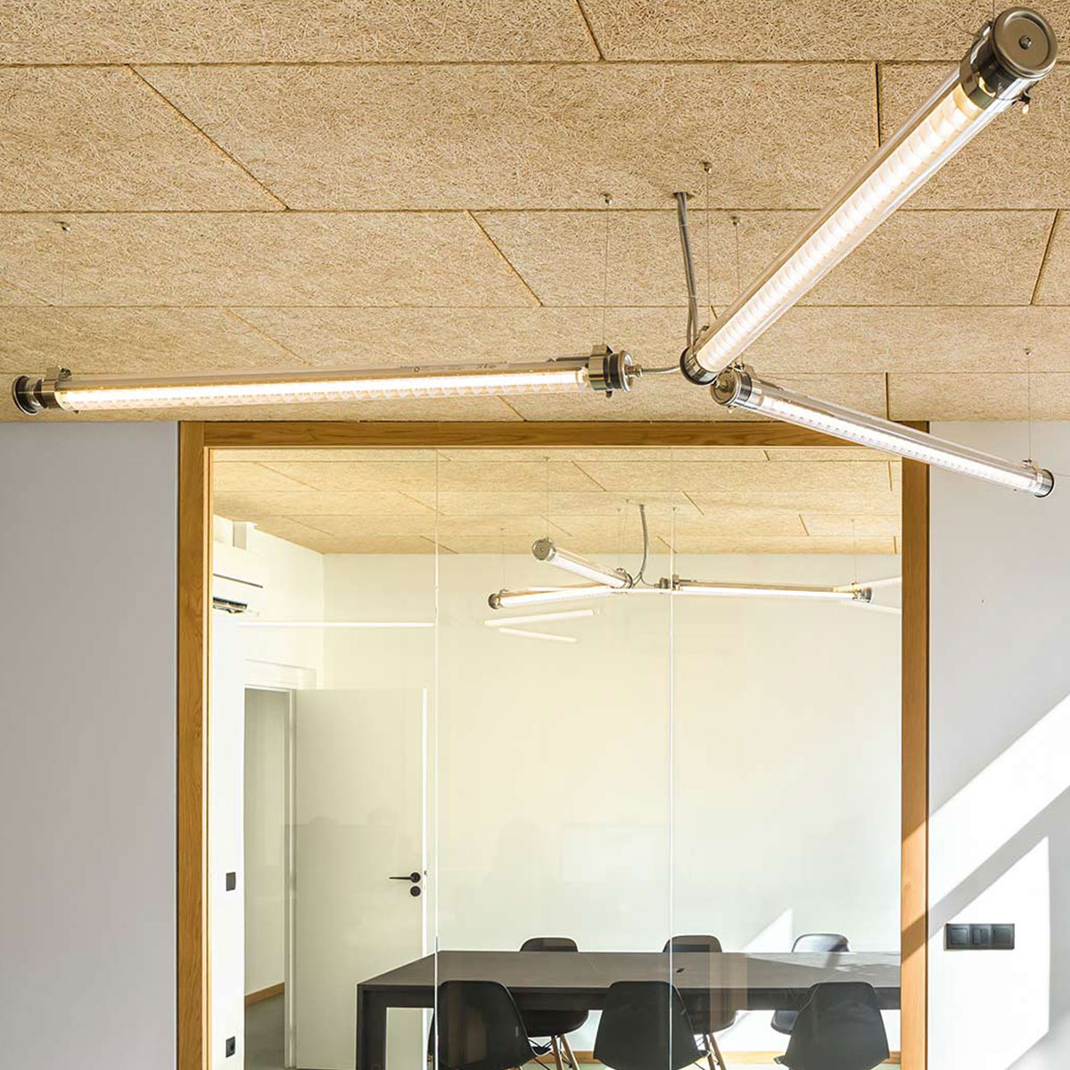 Schlanke LED-Röhrenleuchte PURCELL mit Lamellen (100/130 cm)