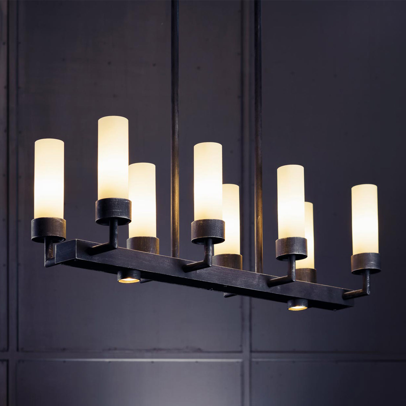 Geschmiedete Hängeleuchte mit 8 Brennstellen und Downlights HL2677