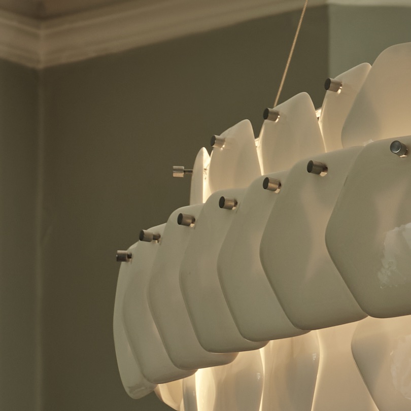 Impressive Porcelain Scale Chandelier CRANTON 25 Pendant, Fig. 2