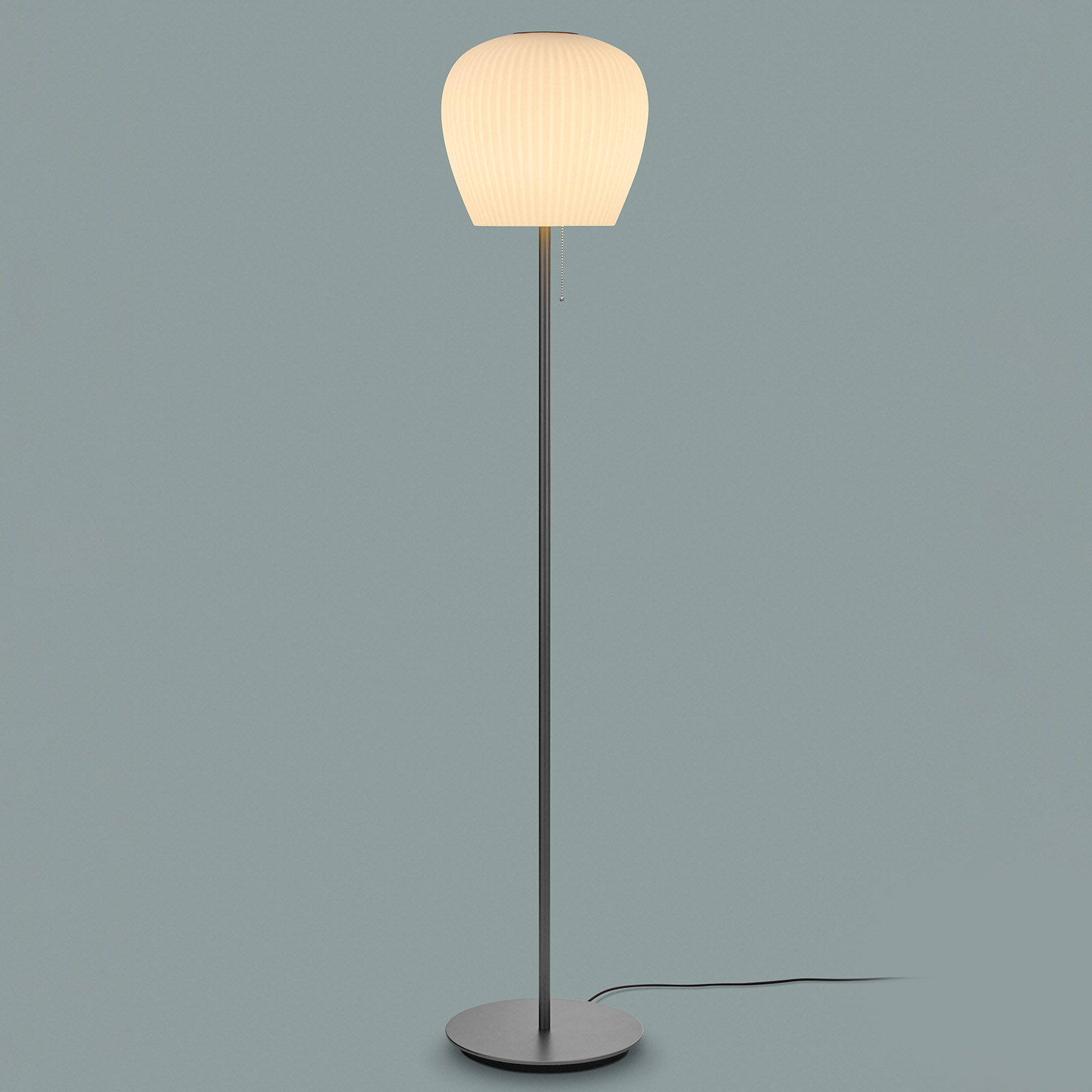 Moderne Stehleuchte LIV S mit plissiertem Glasschirm, Bild 5