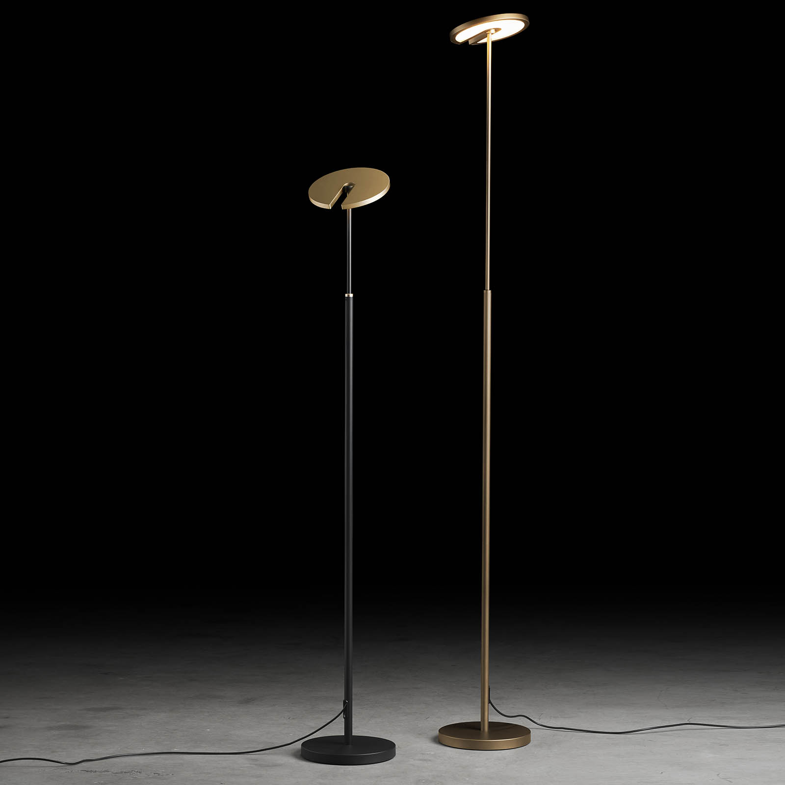 Floor Uplighter SUPERNOVA S/DTW with High-End LED: Links die Leuchte in der Kombination Schwarz  Eloxal Messing.